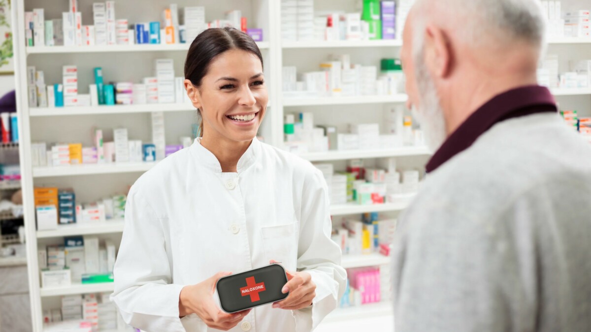 Pharmacist w. Naloxone_edit 2
